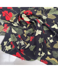 Crepe de Chine negru cu flori roșii